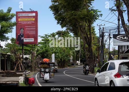 Bali, Indonesien - 7. April 2023: Ein Gremium mit einer Botschaft an alle Touristen vom Regionalbüro des Ministeriums für Recht und Menschenrechte in Bali, Indonesien. Stockfoto