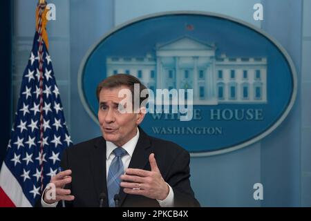 Washington, Vereinigte Staaten. 06. April 2023. John Kirby, Koordinator des Nationalen Sicherheitsrats für strategische Kommunikation, nimmt am 6. April 2023 an einer Pressekonferenz im Weißen Haus in Washington Teil. Chris Kleponis - Pool über CNP/dpa/Alamy Live News Stockfoto