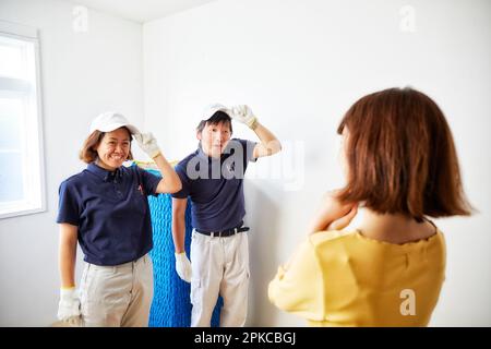 Mitarbeiter und Kunden des Unternehmens werden umgezogen Stockfoto