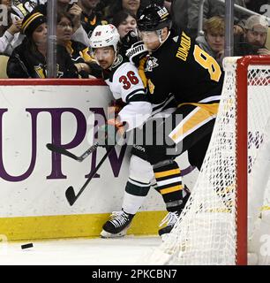 Pittsburgh, Usa. 06. April 2023. Pittsburgh Penguins Defenseman Brian Dumoulin (8) verfolgt Minnesota Wild Right Wing Mats Zuccarello (36) hinter dem Tor während der dritten Phase des Pens 4-1-Gewinns in der PPG Paints Arena in Pittsburgh am Donnerstag, den 6. April 2023. Foto: Archie Carpenter/UPI Credit: UPI/Alamy Live News Stockfoto