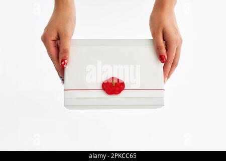 Frau mit Geschenkbox und Mizuhiki-Dekoration Stockfoto