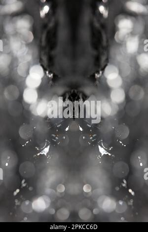 Aluminium Blattwerk Lichteffekte Design Feuershow Party festliche Dekorationen abstrakt verschwommener Hintergrund leuchtende Textur glänzendes Muster große, moderne Größe Stockfoto