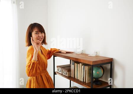 Frau mit Bücherregal mit Kippschutzvorrichtung Stockfoto