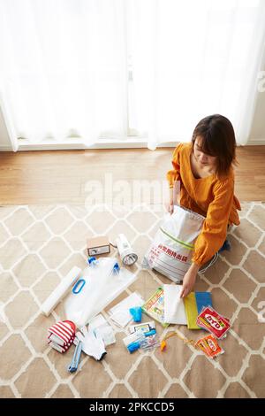 Frau, die Katastrophenverhütungsgüter herstellt Stockfoto