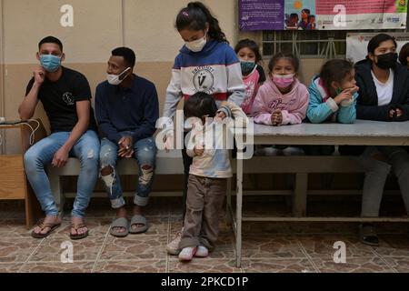 Tijuana, Mexiko. 06. April 2023. Die Menschen nehmen an einer Zeremonie der Heiligen Woche Teil, bei der Freiwillige aus der Casa del Migrante die Füße von Migranten waschen und die Erinnerung der zwölf Apostel an Jesus widerspiegeln, denn ich habe Ihnen ein Beispiel gegeben, dass Sie tun sollten, was ich Ihnen getan habe. Pater Pat Murphy vergleicht Jesus' Handlung mit der Not von Migranten und der ungerechten Behandlung von Migranten im Zusammenhang mit dem CDC-Programm Titel 42 und den jüngsten Ereignissen der 41 toten Migranten in Ciudad Juarez. Kredit: Carlos Moreno/dpa/Alamy Live News Stockfoto