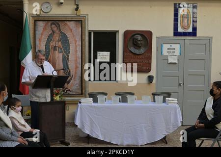 Tijuana, Mexiko. 06. April 2023. Pater Pat Murphy vergleicht die Tat Jesu mit der Not der Migranten und der ungerechten Behandlung von Migranten im Kontext des CDC-Programms Titel 42 und den jüngsten Ereignissen der 41 toten Migranten in Ciudad Juarez in einer Zeremonie, in der Freiwillige der Casa del Migrante Migranten die Füße waschen. Ich wiederhole die Gedenkfeier der zwölf Apostel an Jesus, denn ich habe dir ein Beispiel gegeben, dass du tun kannst, was ich dir angetan habe. Kredit: Carlos Moreno/dpa/Alamy Live News Stockfoto