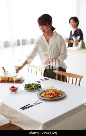 Zwei Frauen decken den Tisch für eine Party Stockfoto