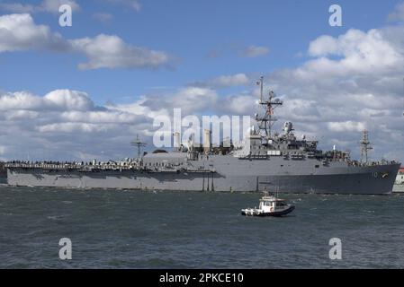 Eines von vier Schiffen der US-Marine, die den bald stillgelegten 46 Jahre alten US-Navy-Flugzeugträger USS Kitty Hawk begleiteten, während er sich im Rahmen eines einwöchigen Aufenthalts im Hafen von Sydney befand, der am 11. Juli 2007 endete. Sydney, Australien. 11.07.07. Stockfoto