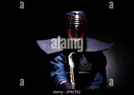 Ein Mann, der ein Kendo-Kleid in Kendo-Stellung trägt Stockfoto