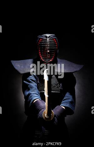 Ein Mann, der ein Kendo-Kleid in Kendo-Stellung trägt Stockfoto