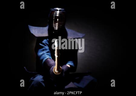 Ein Mann, der ein Kendo-Kleid in Kendo-Stellung trägt Stockfoto