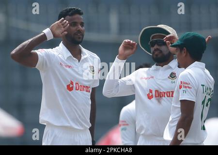 Ebadot Hossain (L) feiert, nachdem er Andrew McBrine Wicket am vierten Tag des alleinigen Testspiels zwischen Bangladesch und Irland bei Sher-e bekommen hat Stockfoto