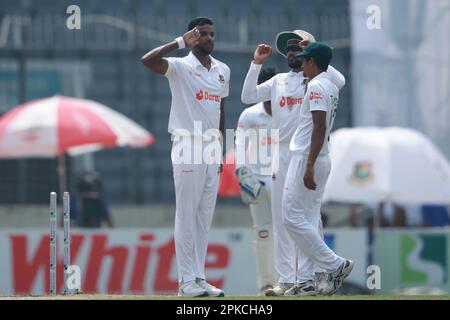 Ebadot Hossain (L) feiert, nachdem er Andrew McBrine Wicket am vierten Tag des alleinigen Testspiels zwischen Bangladesch und Irland bei Sher-e bekommen hat Stockfoto