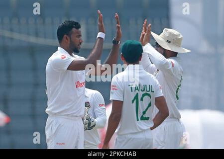 Ebadot Hossain (L) feiert, nachdem er Andrew McBrine Wicket am vierten Tag des alleinigen Testspiels zwischen Bangladesch und Irland bei Sher-e bekommen hat Stockfoto