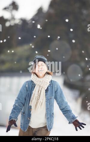 Eine Frau, die sich freut, den Schnee zu sehen Stockfoto