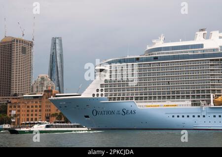 Der Kreuzfahrtschiff Ovation of the Seas von Royal Caribbean International zaubert anderen Wasserverkehr am Circular Quay, Sydney, NSW Stockfoto