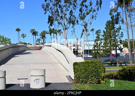 COSTA MESA, KALIFORNIEN - 4. April 2023: Unity Bridge, Verbindung zwischen South Coast Plaza und Stadtzentrum und dem Segerstrom Center. Stockfoto