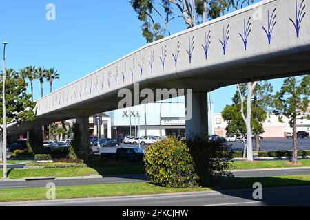 COSTA MESA, KALIFORNIEN - 4. April 2023: Unity Bridge, Verbindung zwischen South Coast Plaza und Stadtzentrum und dem Segerstrom Center. Stockfoto