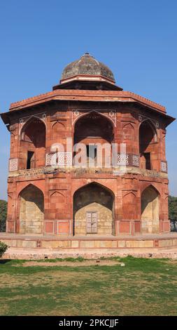 Die wunderschöne Aussicht auf Sher Mandal von Purana Qila, Old Fort, zweistöckiges Gebäude im Campus von Old Fort, erbaut von Mogul-Kaisern. Neu-Delhi. Stockfoto