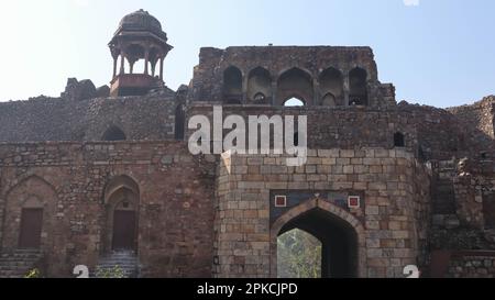 Alte Ruinenfestung und Haupteingang von Purana Qila, altes Fort, Neu-Delhi. Erbaut von Mogul-Kaisern. Stockfoto