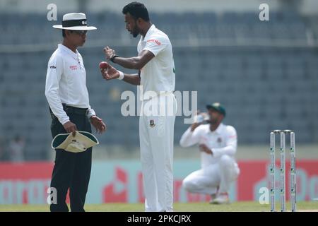 Ebadot Hossain spricht mit dem Schiedsrichter am vierten Tag des alleinigen Testspiels zwischen Bangladesch und Irland im Sher-e-Bangla National Cricket Stadium, Stockfoto