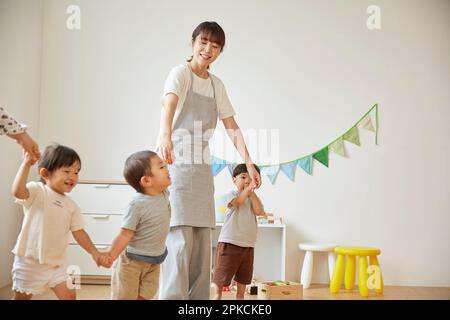 Kinderbetreuer in einer Kindertagesstätte Stockfoto