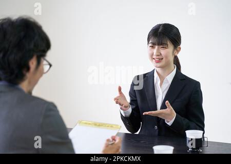 Weibliche Jobjägerin, die mit dem Interviewer spricht Stockfoto