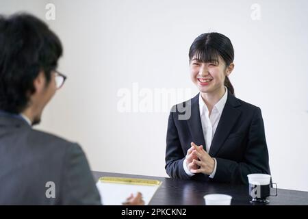 Weibliche Jobjägerin, die mit dem Interviewer spricht Stockfoto