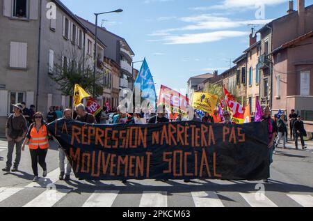 Albi, Frankreich. 06. April 2023. Demonstranten nehmen am 11. Aktionstag an einer Demonstration Teil, nachdem die Regierung am 6. April 2023 in Albi, Frankreich, ohne Abstimmung eine Rentenreform durch das parlament gedrängt hat, und zwar unter Anwendung von Artikel 49,3 der Verfassung. Frankreich bereitete sich auf einen weiteren Tag der Proteste und Streiks vor, um die Rentenreform des französischen Präsidenten an einem Tag anzuprangern, nachdem die Gespräche zwischen der Regierung und den Gewerkschaften in einer Sackgasse endete. Foto: Arnaud Bertrand/ABACAPRESS.COM Kredit: Abaca Press/Alamy Live News Stockfoto
