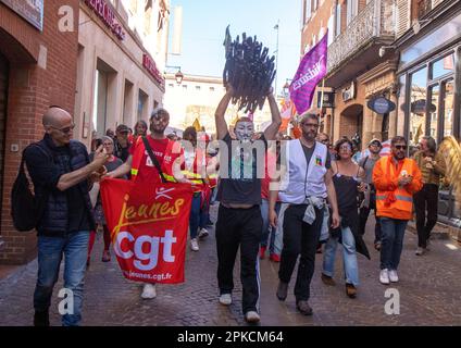 Albi, Frankreich. 06. April 2023. Demonstranten nehmen am 11. Aktionstag an einer Demonstration Teil, nachdem die Regierung am 6. April 2023 in Albi, Frankreich, ohne Abstimmung eine Rentenreform durch das parlament gedrängt hat, und zwar unter Anwendung von Artikel 49,3 der Verfassung. Frankreich bereitete sich auf einen weiteren Tag der Proteste und Streiks vor, um die Rentenreform des französischen Präsidenten an einem Tag anzuprangern, nachdem die Gespräche zwischen der Regierung und den Gewerkschaften in einer Sackgasse endete. Foto: Arnaud Bertrand/ABACAPRESS.COM Kredit: Abaca Press/Alamy Live News Stockfoto