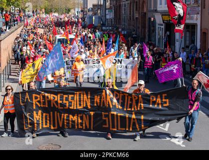 Albi, Frankreich. 06. April 2023. Demonstranten nehmen am 11. Aktionstag an einer Demonstration Teil, nachdem die Regierung am 6. April 2023 in Albi, Frankreich, ohne Abstimmung eine Rentenreform durch das parlament gedrängt hat, und zwar unter Anwendung von Artikel 49,3 der Verfassung. Frankreich bereitete sich auf einen weiteren Tag der Proteste und Streiks vor, um die Rentenreform des französischen Präsidenten an einem Tag anzuprangern, nachdem die Gespräche zwischen der Regierung und den Gewerkschaften in einer Sackgasse endete. Foto: Arnaud Bertrand/ABACAPRESS.COM Kredit: Abaca Press/Alamy Live News Stockfoto