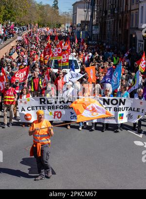 Albi, Frankreich. 06. April 2023. Demonstranten nehmen am 11. Aktionstag an einer Demonstration Teil, nachdem die Regierung am 6. April 2023 in Albi, Frankreich, ohne Abstimmung eine Rentenreform durch das parlament gedrängt hat, und zwar unter Anwendung von Artikel 49,3 der Verfassung. Frankreich bereitete sich auf einen weiteren Tag der Proteste und Streiks vor, um die Rentenreform des französischen Präsidenten an einem Tag anzuprangern, nachdem die Gespräche zwischen der Regierung und den Gewerkschaften in einer Sackgasse endete. Foto: Arnaud Bertrand/ABACAPRESS.COM Kredit: Abaca Press/Alamy Live News Stockfoto