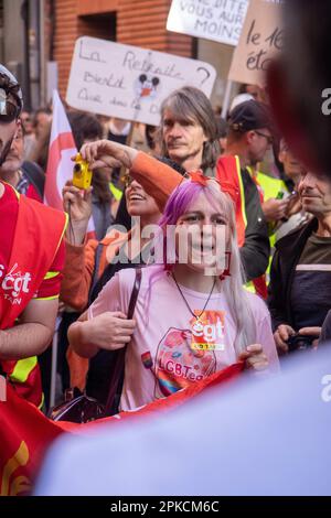 Albi, Frankreich. 06. April 2023. Demonstranten nehmen am 11. Aktionstag an einer Demonstration Teil, nachdem die Regierung am 6. April 2023 in Albi, Frankreich, ohne Abstimmung eine Rentenreform durch das parlament gedrängt hat, und zwar unter Anwendung von Artikel 49,3 der Verfassung. Frankreich bereitete sich auf einen weiteren Tag der Proteste und Streiks vor, um die Rentenreform des französischen Präsidenten an einem Tag anzuprangern, nachdem die Gespräche zwischen der Regierung und den Gewerkschaften in einer Sackgasse endete. Foto: Arnaud Bertrand/ABACAPRESS.COM Kredit: Abaca Press/Alamy Live News Stockfoto