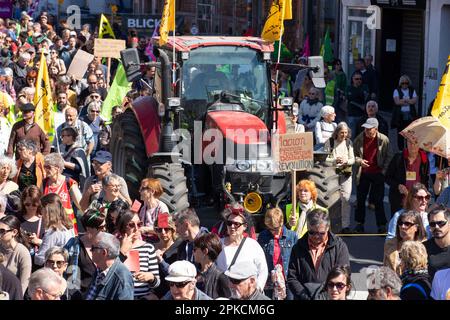 Albi, Frankreich. 06. April 2023. Demonstranten nehmen am 11. Aktionstag an einer Demonstration Teil, nachdem die Regierung am 6. April 2023 in Albi, Frankreich, ohne Abstimmung eine Rentenreform durch das parlament gedrängt hat, und zwar unter Anwendung von Artikel 49,3 der Verfassung. Frankreich bereitete sich auf einen weiteren Tag der Proteste und Streiks vor, um die Rentenreform des französischen Präsidenten an einem Tag anzuprangern, nachdem die Gespräche zwischen der Regierung und den Gewerkschaften in einer Sackgasse endete. Foto: Arnaud Bertrand/ABACAPRESS.COM Kredit: Abaca Press/Alamy Live News Stockfoto