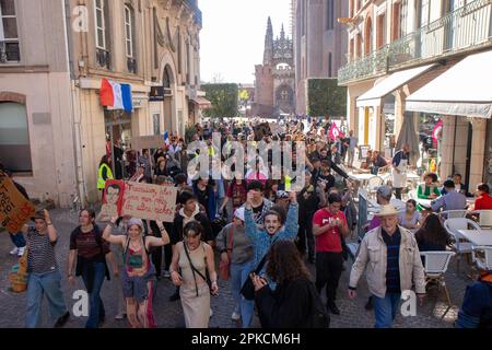Albi, Frankreich. 06. April 2023. Demonstranten nehmen am 11. Aktionstag an einer Demonstration Teil, nachdem die Regierung am 6. April 2023 in Albi, Frankreich, ohne Abstimmung eine Rentenreform durch das parlament gedrängt hat, und zwar unter Anwendung von Artikel 49,3 der Verfassung. Frankreich bereitete sich auf einen weiteren Tag der Proteste und Streiks vor, um die Rentenreform des französischen Präsidenten an einem Tag anzuprangern, nachdem die Gespräche zwischen der Regierung und den Gewerkschaften in einer Sackgasse endete. Foto: Arnaud Bertrand/ABACAPRESS.COM Kredit: Abaca Press/Alamy Live News Stockfoto