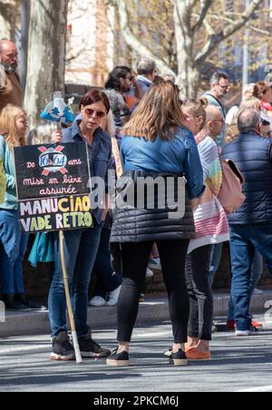 Albi, Frankreich. 06. April 2023. Demonstranten nehmen am 11. Aktionstag an einer Demonstration Teil, nachdem die Regierung am 6. April 2023 in Albi, Frankreich, ohne Abstimmung eine Rentenreform durch das parlament gedrängt hat, und zwar unter Anwendung von Artikel 49,3 der Verfassung. Frankreich bereitete sich auf einen weiteren Tag der Proteste und Streiks vor, um die Rentenreform des französischen Präsidenten an einem Tag anzuprangern, nachdem die Gespräche zwischen der Regierung und den Gewerkschaften in einer Sackgasse endete. Foto: Arnaud Bertrand/ABACAPRESS.COM Kredit: Abaca Press/Alamy Live News Stockfoto