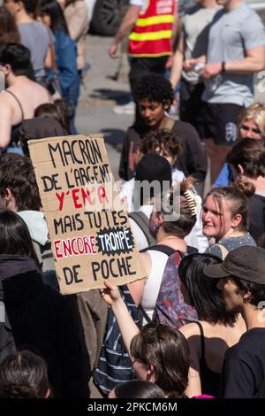 Albi, Frankreich. 06. April 2023. Demonstranten nehmen am 11. Aktionstag an einer Demonstration Teil, nachdem die Regierung am 6. April 2023 in Albi, Frankreich, ohne Abstimmung eine Rentenreform durch das parlament gedrängt hat, und zwar unter Anwendung von Artikel 49,3 der Verfassung. Frankreich bereitete sich auf einen weiteren Tag der Proteste und Streiks vor, um die Rentenreform des französischen Präsidenten an einem Tag anzuprangern, nachdem die Gespräche zwischen der Regierung und den Gewerkschaften in einer Sackgasse endete. Foto: Arnaud Bertrand/ABACAPRESS.COM Kredit: Abaca Press/Alamy Live News Stockfoto