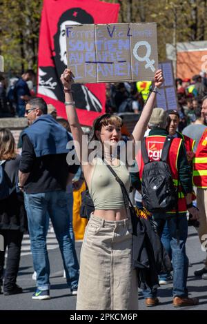 Albi, Frankreich. 06. April 2023. Demonstranten nehmen am 11. Aktionstag an einer Demonstration Teil, nachdem die Regierung am 6. April 2023 in Albi, Frankreich, ohne Abstimmung eine Rentenreform durch das parlament gedrängt hat, und zwar unter Anwendung von Artikel 49,3 der Verfassung. Frankreich bereitete sich auf einen weiteren Tag der Proteste und Streiks vor, um die Rentenreform des französischen Präsidenten an einem Tag anzuprangern, nachdem die Gespräche zwischen der Regierung und den Gewerkschaften in einer Sackgasse endete. Foto: Arnaud Bertrand/ABACAPRESS.COM Kredit: Abaca Press/Alamy Live News Stockfoto