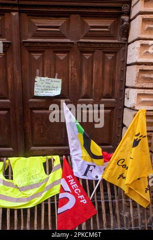 Albi, Frankreich. 06. April 2023. Demonstranten nehmen am 11. Aktionstag an einer Demonstration Teil, nachdem die Regierung am 6. April 2023 in Albi, Frankreich, ohne Abstimmung eine Rentenreform durch das parlament gedrängt hat, und zwar unter Anwendung von Artikel 49,3 der Verfassung. Frankreich bereitete sich auf einen weiteren Tag der Proteste und Streiks vor, um die Rentenreform des französischen Präsidenten an einem Tag anzuprangern, nachdem die Gespräche zwischen der Regierung und den Gewerkschaften in einer Sackgasse endete. Foto: Arnaud Bertrand/ABACAPRESS.COM Kredit: Abaca Press/Alamy Live News Stockfoto