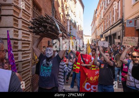 Albi, Frankreich. 06. April 2023. Demonstranten nehmen am 11. Aktionstag an einer Demonstration Teil, nachdem die Regierung am 6. April 2023 in Albi, Frankreich, ohne Abstimmung eine Rentenreform durch das parlament gedrängt hat, und zwar unter Anwendung von Artikel 49,3 der Verfassung. Frankreich bereitete sich auf einen weiteren Tag der Proteste und Streiks vor, um die Rentenreform des französischen Präsidenten an einem Tag anzuprangern, nachdem die Gespräche zwischen der Regierung und den Gewerkschaften in einer Sackgasse endete. Foto: Arnaud Bertrand/ABACAPRESS.COM Kredit: Abaca Press/Alamy Live News Stockfoto