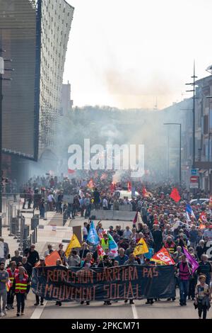 Albi, Frankreich. 06. April 2023. Demonstranten nehmen am 11. Aktionstag an einer Demonstration Teil, nachdem die Regierung am 6. April 2023 in Albi, Frankreich, ohne Abstimmung eine Rentenreform durch das parlament gedrängt hat, und zwar unter Anwendung von Artikel 49,3 der Verfassung. Frankreich bereitete sich auf einen weiteren Tag der Proteste und Streiks vor, um die Rentenreform des französischen Präsidenten an einem Tag anzuprangern, nachdem die Gespräche zwischen der Regierung und den Gewerkschaften in einer Sackgasse endete. Foto: Arnaud Bertrand/ABACAPRESS.COM Kredit: Abaca Press/Alamy Live News Stockfoto