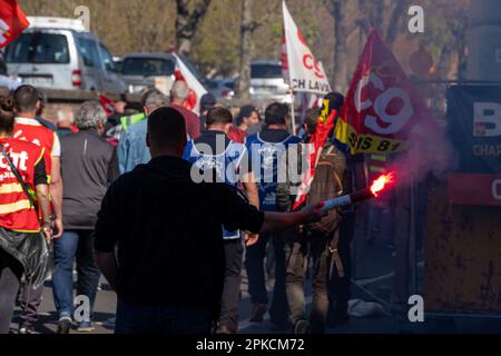 Albi, Frankreich. 06. April 2023. Demonstranten nehmen am 11. Aktionstag an einer Demonstration Teil, nachdem die Regierung am 6. April 2023 in Albi, Frankreich, ohne Abstimmung eine Rentenreform durch das parlament gedrängt hat, und zwar unter Anwendung von Artikel 49,3 der Verfassung. Frankreich bereitete sich auf einen weiteren Tag der Proteste und Streiks vor, um die Rentenreform des französischen Präsidenten an einem Tag anzuprangern, nachdem die Gespräche zwischen der Regierung und den Gewerkschaften in einer Sackgasse endete. Foto: Arnaud Bertrand/ABACAPRESS.COM Kredit: Abaca Press/Alamy Live News Stockfoto