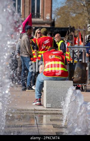 Albi, Frankreich. 06. April 2023. Demonstranten nehmen am 11. Aktionstag an einer Demonstration Teil, nachdem die Regierung am 6. April 2023 in Albi, Frankreich, ohne Abstimmung eine Rentenreform durch das parlament gedrängt hat, und zwar unter Anwendung von Artikel 49,3 der Verfassung. Frankreich bereitete sich auf einen weiteren Tag der Proteste und Streiks vor, um die Rentenreform des französischen Präsidenten an einem Tag anzuprangern, nachdem die Gespräche zwischen der Regierung und den Gewerkschaften in einer Sackgasse endete. Foto: Arnaud Bertrand/ABACAPRESS.COM Kredit: Abaca Press/Alamy Live News Stockfoto