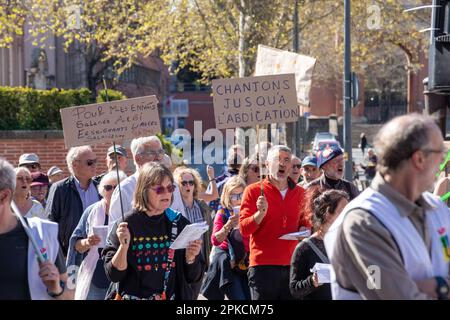 Albi, Frankreich. 06. April 2023. Demonstranten nehmen am 11. Aktionstag an einer Demonstration Teil, nachdem die Regierung am 6. April 2023 in Albi, Frankreich, ohne Abstimmung eine Rentenreform durch das parlament gedrängt hat, und zwar unter Anwendung von Artikel 49,3 der Verfassung. Frankreich bereitete sich auf einen weiteren Tag der Proteste und Streiks vor, um die Rentenreform des französischen Präsidenten an einem Tag anzuprangern, nachdem die Gespräche zwischen der Regierung und den Gewerkschaften in einer Sackgasse endete. Foto: Arnaud Bertrand/ABACAPRESS.COM Kredit: Abaca Press/Alamy Live News Stockfoto