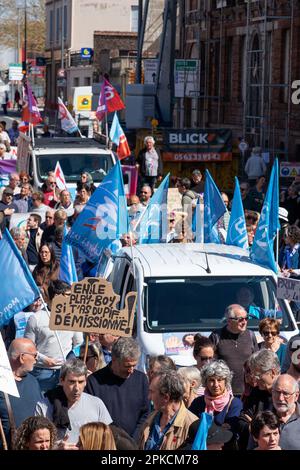 Albi, Frankreich. 06. April 2023. Demonstranten nehmen am 11. Aktionstag an einer Demonstration Teil, nachdem die Regierung am 6. April 2023 in Albi, Frankreich, ohne Abstimmung eine Rentenreform durch das parlament gedrängt hat, und zwar unter Anwendung von Artikel 49,3 der Verfassung. Frankreich bereitete sich auf einen weiteren Tag der Proteste und Streiks vor, um die Rentenreform des französischen Präsidenten an einem Tag anzuprangern, nachdem die Gespräche zwischen der Regierung und den Gewerkschaften in einer Sackgasse endete. Foto: Arnaud Bertrand/ABACAPRESS.COM Kredit: Abaca Press/Alamy Live News Stockfoto