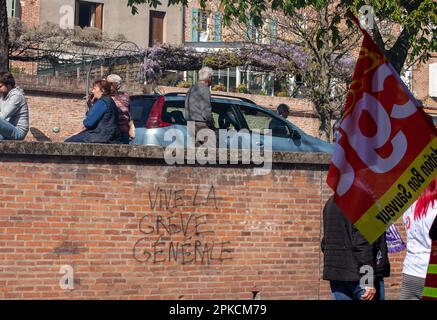 Albi, Frankreich. 06. April 2023. Demonstranten nehmen am 11. Aktionstag an einer Demonstration Teil, nachdem die Regierung am 6. April 2023 in Albi, Frankreich, ohne Abstimmung eine Rentenreform durch das parlament gedrängt hat, und zwar unter Anwendung von Artikel 49,3 der Verfassung. Frankreich bereitete sich auf einen weiteren Tag der Proteste und Streiks vor, um die Rentenreform des französischen Präsidenten an einem Tag anzuprangern, nachdem die Gespräche zwischen der Regierung und den Gewerkschaften in einer Sackgasse endete. Foto: Arnaud Bertrand/ABACAPRESS.COM Kredit: Abaca Press/Alamy Live News Stockfoto