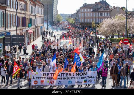 Albi, Frankreich. 06. April 2023. Demonstranten nehmen am 11. Aktionstag an einer Demonstration Teil, nachdem die Regierung am 6. April 2023 in Albi, Frankreich, ohne Abstimmung eine Rentenreform durch das parlament gedrängt hat, und zwar unter Anwendung von Artikel 49,3 der Verfassung. Frankreich bereitete sich auf einen weiteren Tag der Proteste und Streiks vor, um die Rentenreform des französischen Präsidenten an einem Tag anzuprangern, nachdem die Gespräche zwischen der Regierung und den Gewerkschaften in einer Sackgasse endete. Foto: Arnaud Bertrand/ABACAPRESS.COM Kredit: Abaca Press/Alamy Live News Stockfoto