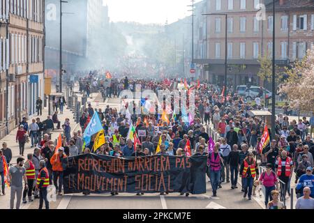 Albi, Frankreich. 06. April 2023. Demonstranten nehmen am 11. Aktionstag an einer Demonstration Teil, nachdem die Regierung am 6. April 2023 in Albi, Frankreich, ohne Abstimmung eine Rentenreform durch das parlament gedrängt hat, und zwar unter Anwendung von Artikel 49,3 der Verfassung. Frankreich bereitete sich auf einen weiteren Tag der Proteste und Streiks vor, um die Rentenreform des französischen Präsidenten an einem Tag anzuprangern, nachdem die Gespräche zwischen der Regierung und den Gewerkschaften in einer Sackgasse endete. Foto: Arnaud Bertrand/ABACAPRESS.COM Kredit: Abaca Press/Alamy Live News Stockfoto