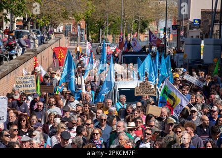Albi, Frankreich. 06. April 2023. Demonstranten nehmen am 11. Aktionstag an einer Demonstration Teil, nachdem die Regierung am 6. April 2023 in Albi, Frankreich, ohne Abstimmung eine Rentenreform durch das parlament gedrängt hat, und zwar unter Anwendung von Artikel 49,3 der Verfassung. Frankreich bereitete sich auf einen weiteren Tag der Proteste und Streiks vor, um die Rentenreform des französischen Präsidenten an einem Tag anzuprangern, nachdem die Gespräche zwischen der Regierung und den Gewerkschaften in einer Sackgasse endete. Foto: Arnaud Bertrand/ABACAPRESS.COM Kredit: Abaca Press/Alamy Live News Stockfoto