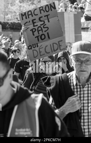 Albi, Frankreich. 06. April 2023. Demonstranten nehmen am 11. Aktionstag an einer Demonstration Teil, nachdem die Regierung am 6. April 2023 in Albi, Frankreich, ohne Abstimmung eine Rentenreform durch das parlament gedrängt hat, und zwar unter Anwendung von Artikel 49,3 der Verfassung. Frankreich bereitete sich auf einen weiteren Tag der Proteste und Streiks vor, um die Rentenreform des französischen Präsidenten an einem Tag anzuprangern, nachdem die Gespräche zwischen der Regierung und den Gewerkschaften in einer Sackgasse endete. Foto: Arnaud Bertrand/ABACAPRESS.COM Kredit: Abaca Press/Alamy Live News Stockfoto